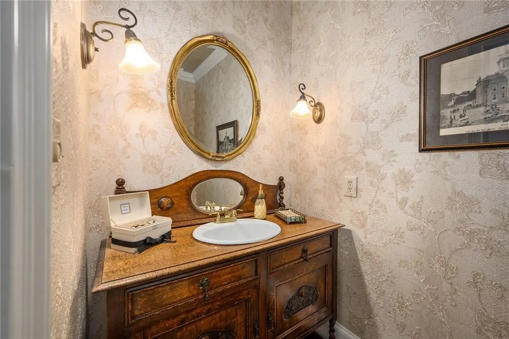 9669 Huntcliff Trace, Sandy Springs, Georgia 30350, 6 Bedrooms Bedrooms, ,4 BathroomsBathrooms,Residential,Sold,9669 Huntcliff Trace,6883425