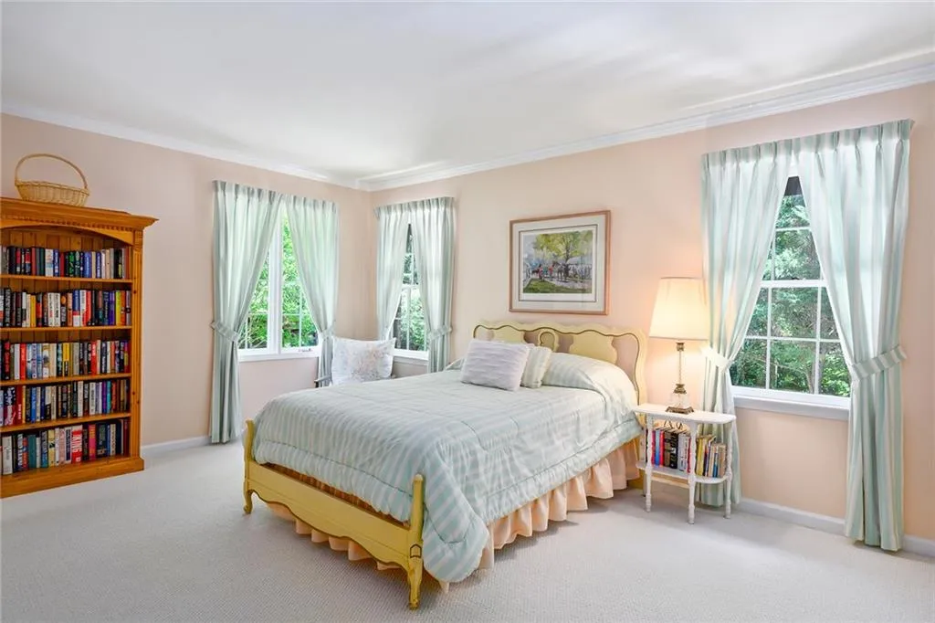 9669 Huntcliff Trace, Sandy Springs, Georgia 30350, 6 Bedrooms Bedrooms, ,4 BathroomsBathrooms,Residential,Sold,9669 Huntcliff Trace,6883425