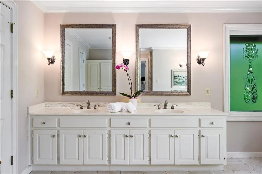 9669 Huntcliff Trace, Sandy Springs, Georgia 30350, 6 Bedrooms Bedrooms, ,4 BathroomsBathrooms,Residential,Sold,9669 Huntcliff Trace,6883425