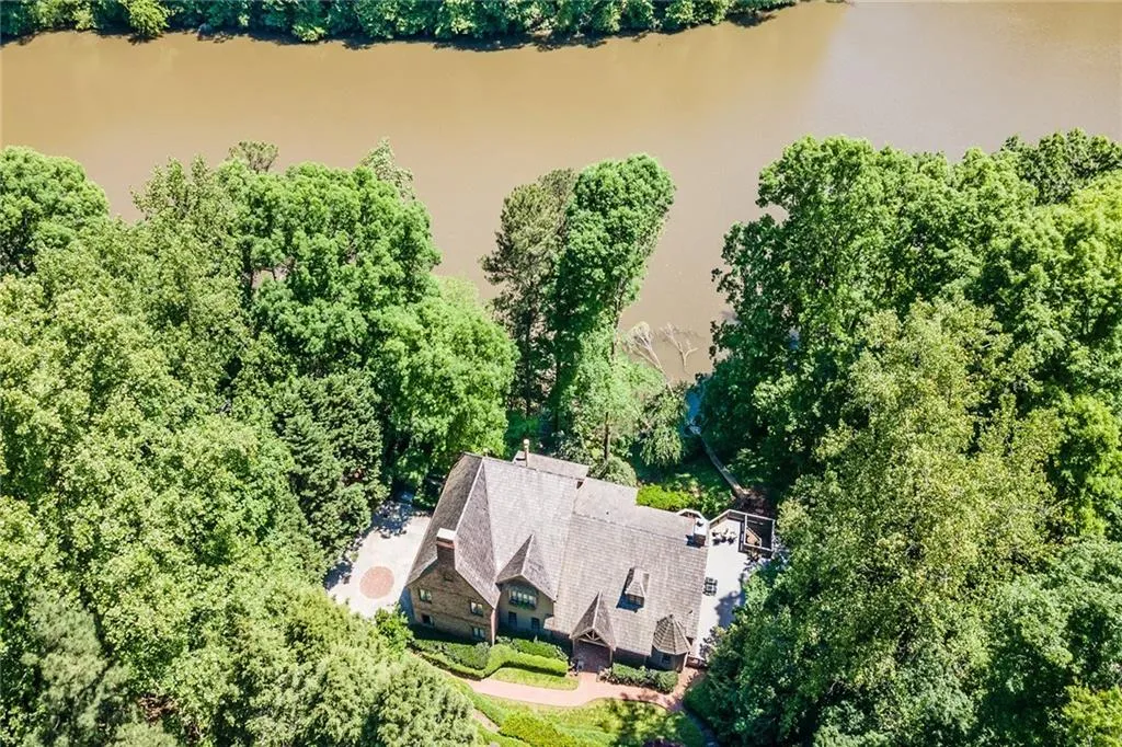 9669 Huntcliff Trace, Sandy Springs, Georgia 30350, 6 Bedrooms Bedrooms, ,4 BathroomsBathrooms,Residential,Sold,9669 Huntcliff Trace,6883425