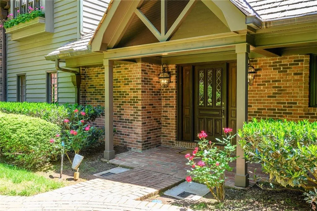 9669 Huntcliff Trace, Sandy Springs, Georgia 30350, 6 Bedrooms Bedrooms, ,4 BathroomsBathrooms,Residential,Sold,9669 Huntcliff Trace,6883425