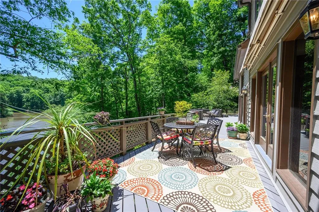 9669 Huntcliff Trace, Sandy Springs, Georgia 30350, 6 Bedrooms Bedrooms, ,4 BathroomsBathrooms,Residential,Sold,9669 Huntcliff Trace,6883425