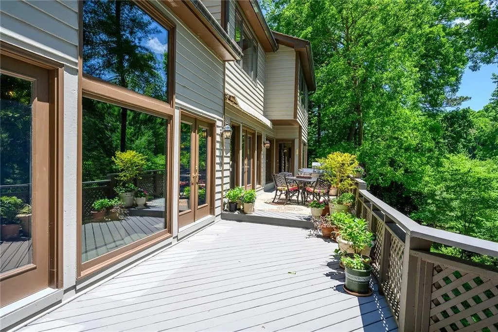 9669 Huntcliff Trace, Sandy Springs, Georgia 30350, 6 Bedrooms Bedrooms, ,4 BathroomsBathrooms,Residential,Sold,9669 Huntcliff Trace,6883425