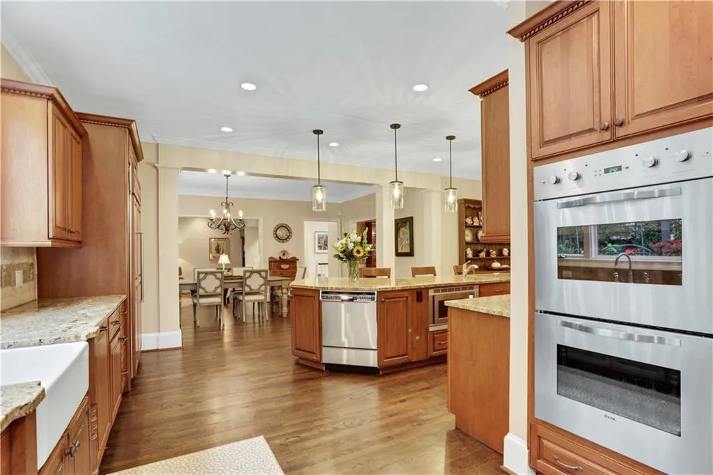840 Powers Lake Drive, Sandy Springs, Georgia 30327, 6 Bedrooms Bedrooms, ,4 BathroomsBathrooms,Residential,Sold,840 Powers Lake Drive,6967329