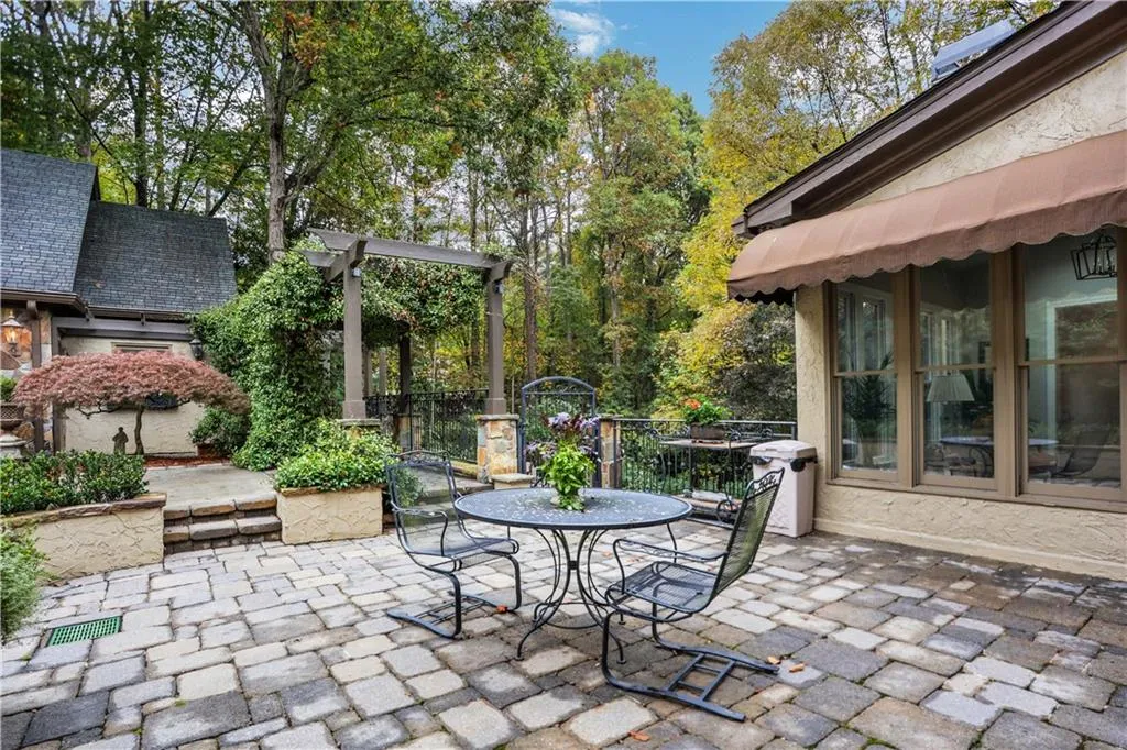 840 Powers Lake Drive, Sandy Springs, Georgia 30327, 6 Bedrooms Bedrooms, ,4 BathroomsBathrooms,Residential,Sold,840 Powers Lake Drive,6967329