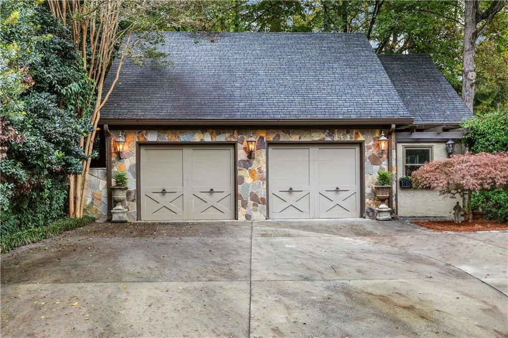 840 Powers Lake Drive, Sandy Springs, Georgia 30327, 6 Bedrooms Bedrooms, ,4 BathroomsBathrooms,Residential,Sold,840 Powers Lake Drive,6967329