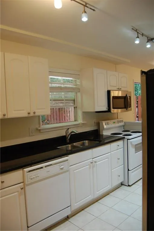1303 Brighton Point, Sandy Springs, Georgia 30328, 3 Bedrooms Bedrooms, ,2 BathroomsBathrooms,Residential,Sold,1303 Brighton Point,6068670