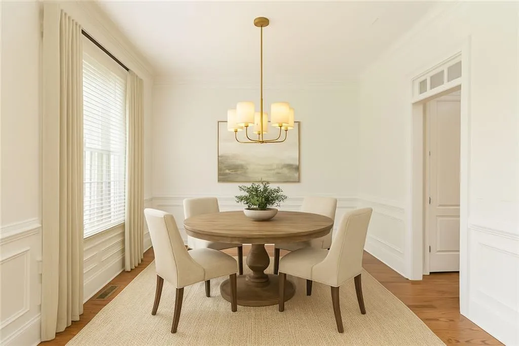 THIS PHOTO HAS BEEN VIRTUALLY STAGED. Dining Room.