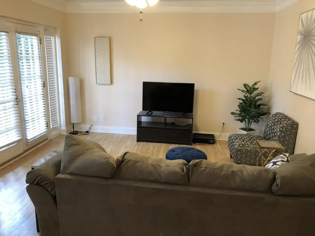 6980 Roswell Road Unit B11, Atlanta, Georgia 30328, 1 Bedroom Bedrooms, ,1 BathroomBathrooms,Residential,Sold,6980 Roswell Road Unit B11,6020954