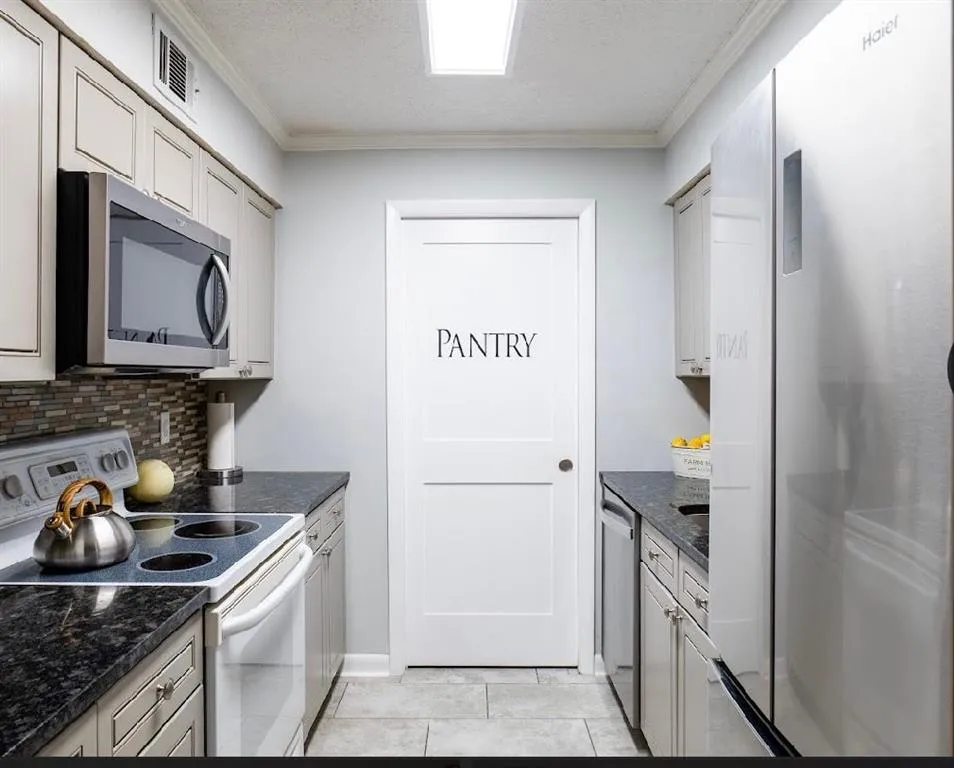 5147 Roswell Road Unit 9, Atlanta, Georgia 30342, 2 Bedrooms Bedrooms, ,1 BathroomBathrooms,Residential,Sold,5147 Roswell Road Unit 9,6988648
