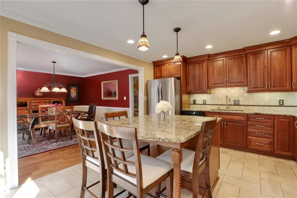 245 The South Chace, Sandy Springs, Georgia 30328, 3 Bedrooms Bedrooms, ,2 BathroomsBathrooms,Residential,Sold,245 The South Chace,6856954
