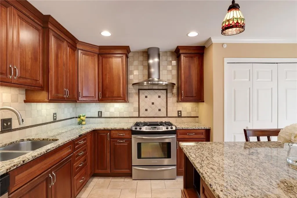 245 The South Chace, Sandy Springs, Georgia 30328, 3 Bedrooms Bedrooms, ,2 BathroomsBathrooms,Residential,Sold,245 The South Chace,6856954