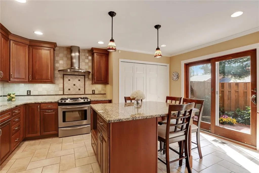 245 The South Chace, Sandy Springs, Georgia 30328, 3 Bedrooms Bedrooms, ,2 BathroomsBathrooms,Residential,Sold,245 The South Chace,6856954