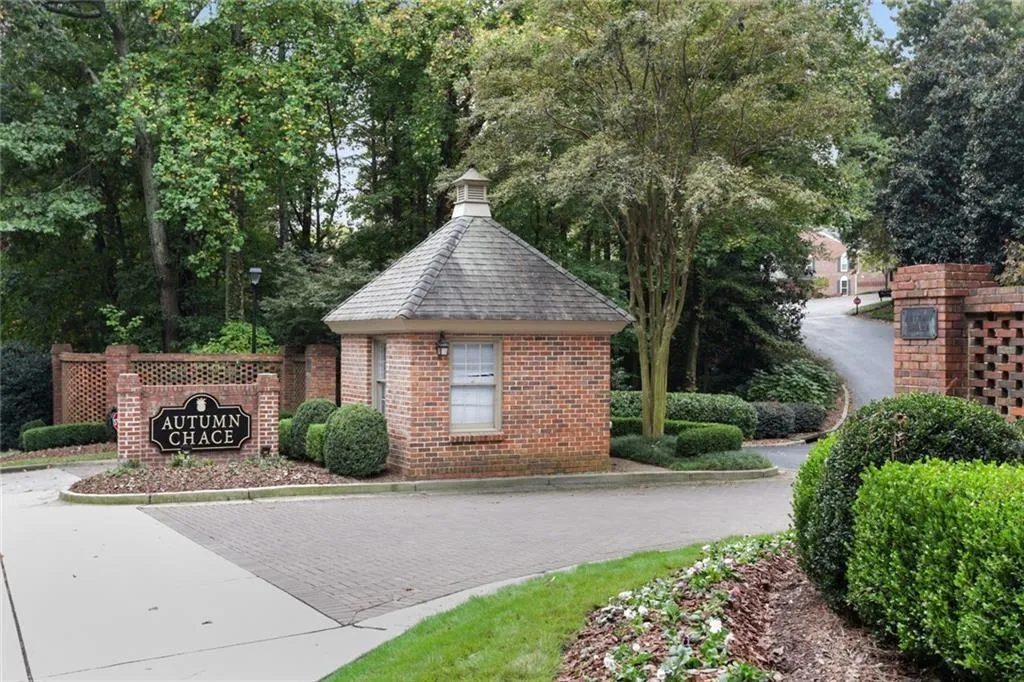245 The South Chace, Sandy Springs, Georgia 30328, 3 Bedrooms Bedrooms, ,2 BathroomsBathrooms,Residential,Sold,245 The South Chace,6856954