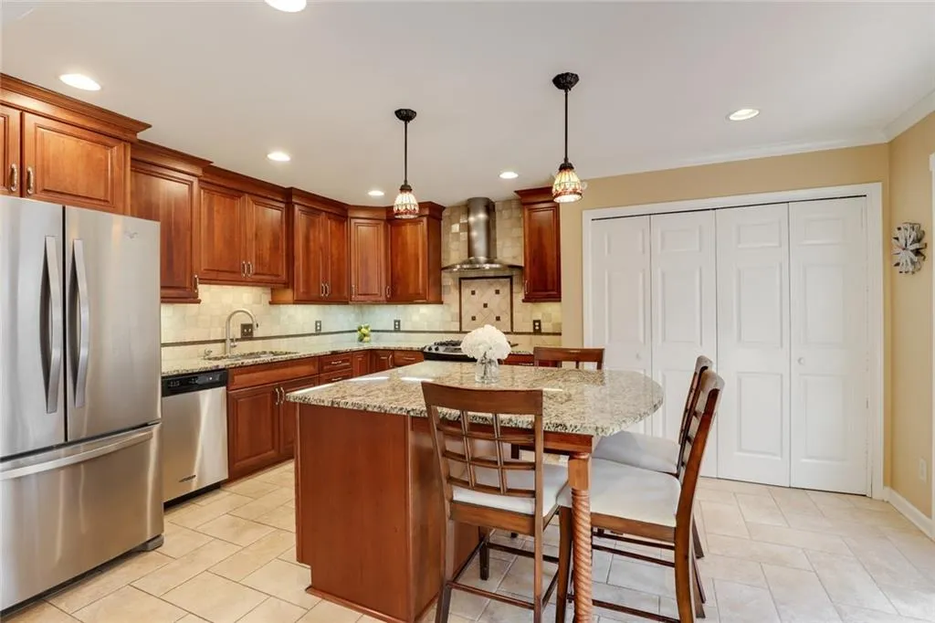 245 The South Chace, Sandy Springs, Georgia 30328, 3 Bedrooms Bedrooms, ,2 BathroomsBathrooms,Residential,Sold,245 The South Chace,6856954
