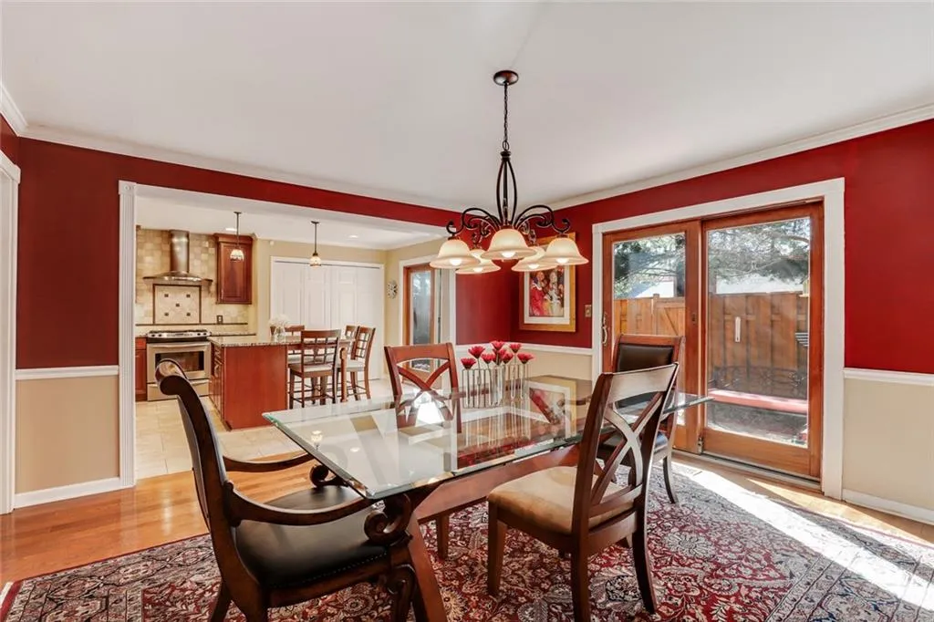 245 The South Chace, Sandy Springs, Georgia 30328, 3 Bedrooms Bedrooms, ,2 BathroomsBathrooms,Residential,Sold,245 The South Chace,6856954