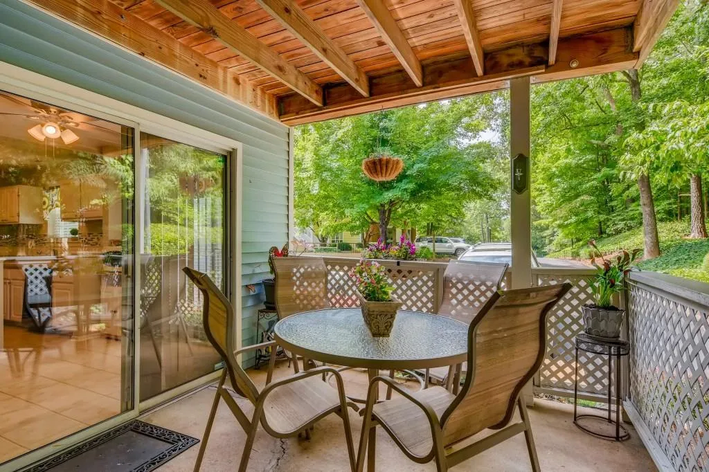 6824 Glenridge Drive Unit A, Atlanta, Georgia 30328, 2 Bedrooms Bedrooms, ,2 BathroomsBathrooms,Residential,Sold,6824 Glenridge Drive Unit A,6918333