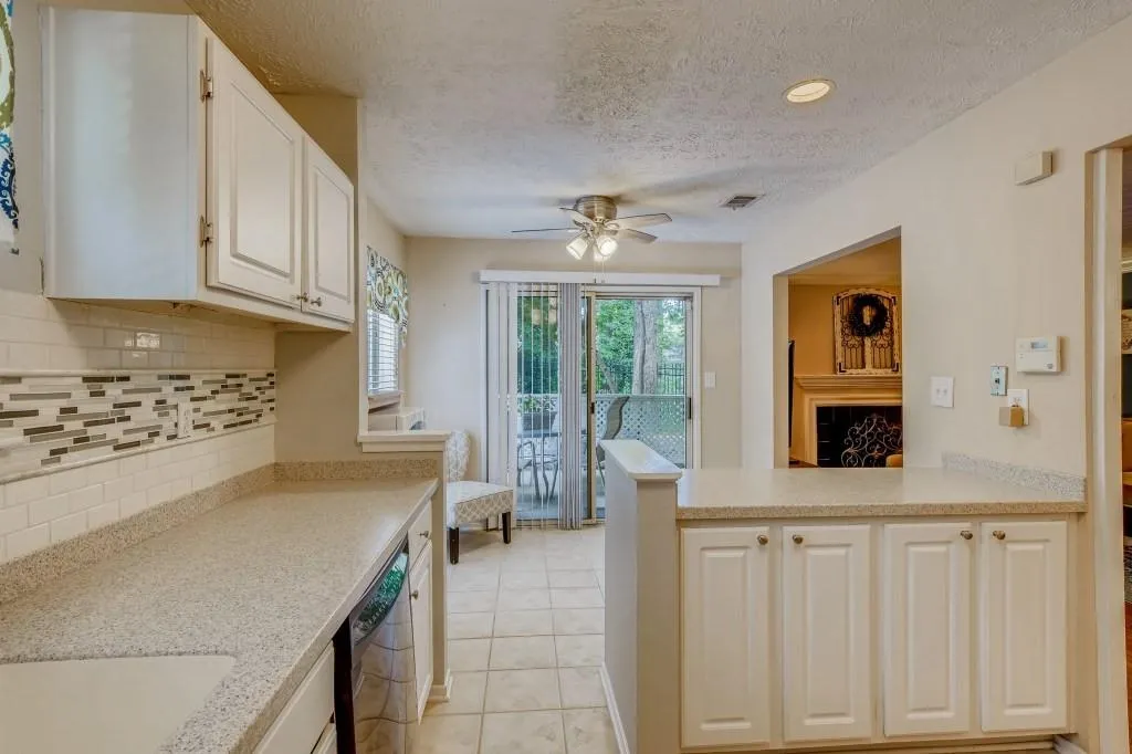 6824 Glenridge Drive Unit A, Atlanta, Georgia 30328, 2 Bedrooms Bedrooms, ,2 BathroomsBathrooms,Residential,Sold,6824 Glenridge Drive Unit A,6918333