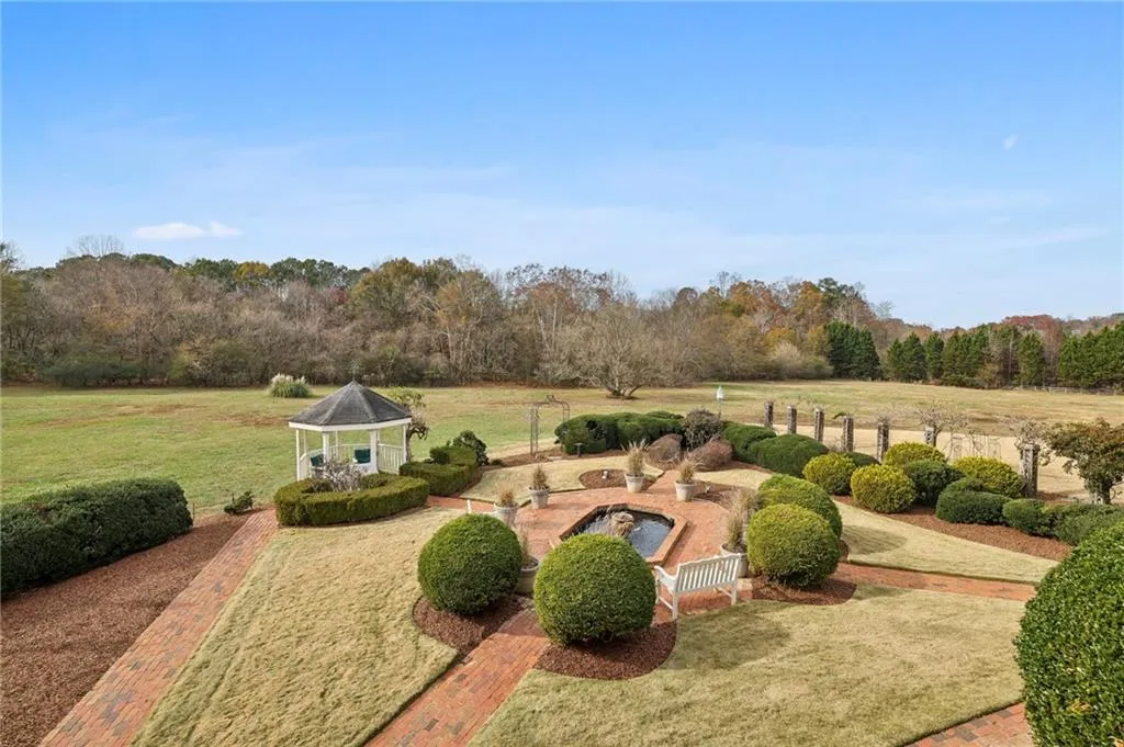 Gorgeous and lovely landscaped yard