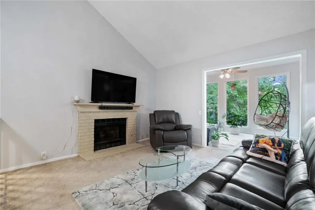 11 Dunwoody Springs Drive, Atlanta, Georgia 30328, 3 Bedrooms Bedrooms, ,2 BathroomsBathrooms,Residential,Sold,11 Dunwoody Springs Drive,6897553