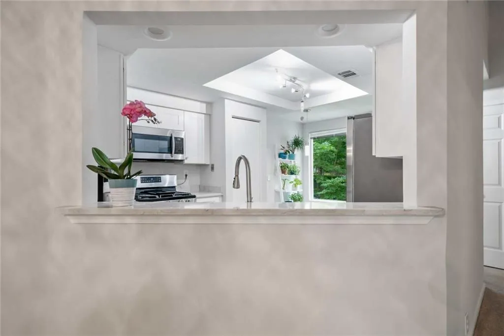 11 Dunwoody Springs Drive, Atlanta, Georgia 30328, 3 Bedrooms Bedrooms, ,2 BathroomsBathrooms,Residential,Sold,11 Dunwoody Springs Drive,6897553