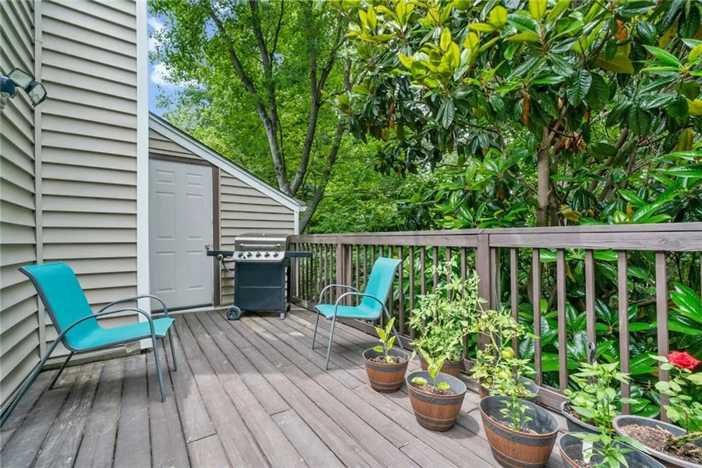 11 Dunwoody Springs Drive, Atlanta, Georgia 30328, 3 Bedrooms Bedrooms, ,2 BathroomsBathrooms,Residential,Sold,11 Dunwoody Springs Drive,6897553