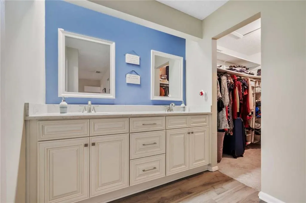 11 Dunwoody Springs Drive, Atlanta, Georgia 30328, 3 Bedrooms Bedrooms, ,2 BathroomsBathrooms,Residential,Sold,11 Dunwoody Springs Drive,6897553