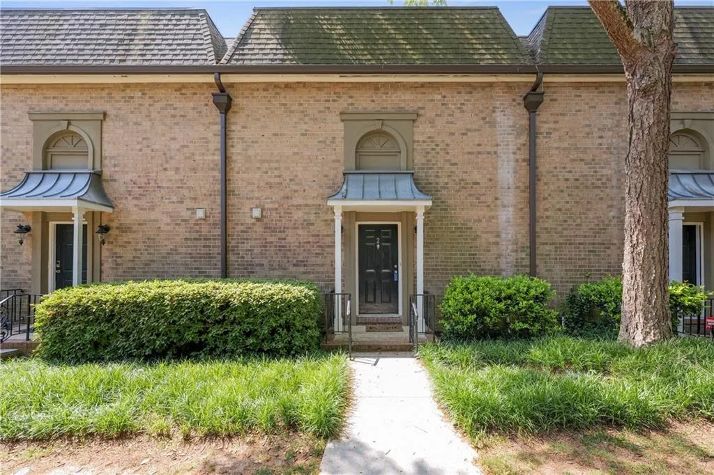 6980 Roswell Road Unit E2, Sandy Springs, Georgia 30328, 2 Bedrooms Bedrooms, ,2 BathroomsBathrooms,Residential,Sold,6980 Roswell Road Unit E2,7046254