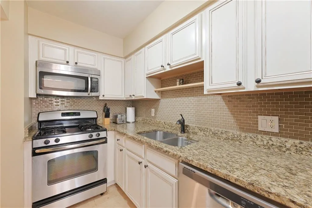 6980 Roswell Road Unit E2, Sandy Springs, Georgia 30328, 2 Bedrooms Bedrooms, ,2 BathroomsBathrooms,Residential,Sold,6980 Roswell Road Unit E2,7046254