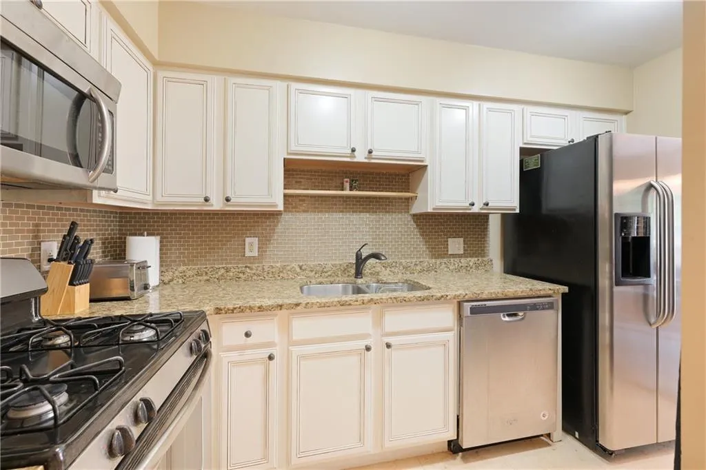 6980 Roswell Road Unit E2, Sandy Springs, Georgia 30328, 2 Bedrooms Bedrooms, ,2 BathroomsBathrooms,Residential,Sold,6980 Roswell Road Unit E2,7046254