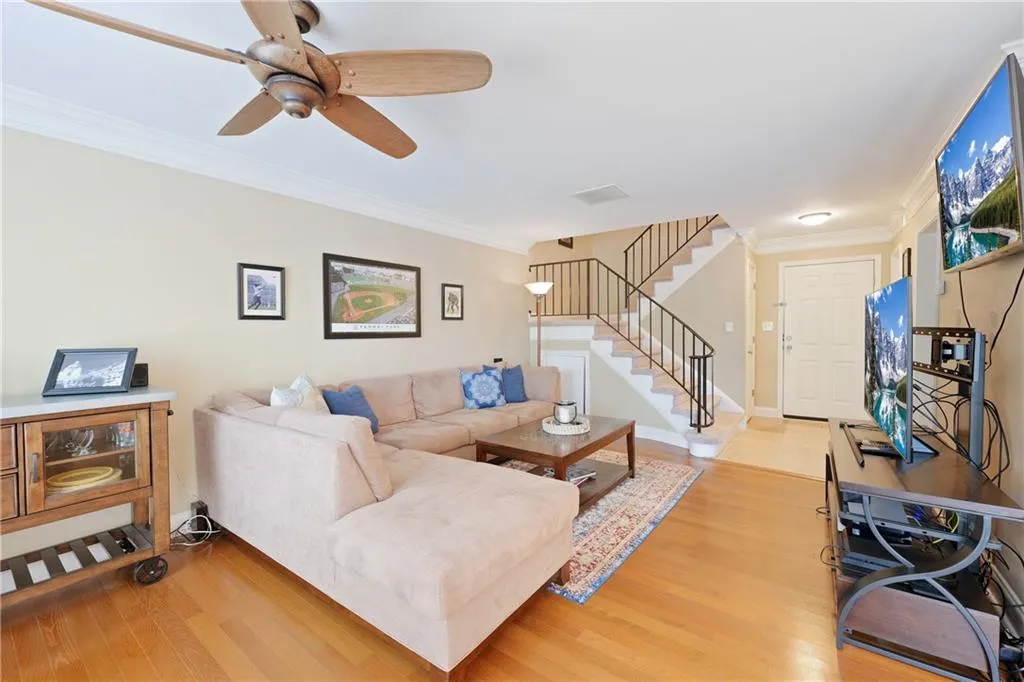 6980 Roswell Road Unit E2, Sandy Springs, Georgia 30328, 2 Bedrooms Bedrooms, ,2 BathroomsBathrooms,Residential,Sold,6980 Roswell Road Unit E2,7046254