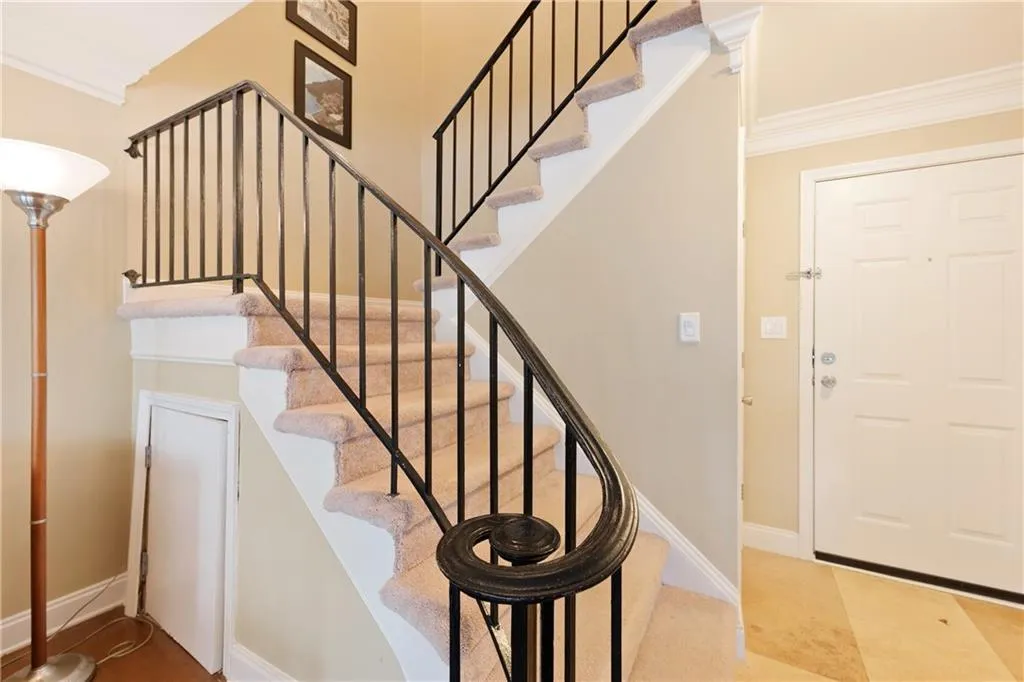 6980 Roswell Road Unit E2, Sandy Springs, Georgia 30328, 2 Bedrooms Bedrooms, ,2 BathroomsBathrooms,Residential,Sold,6980 Roswell Road Unit E2,7046254