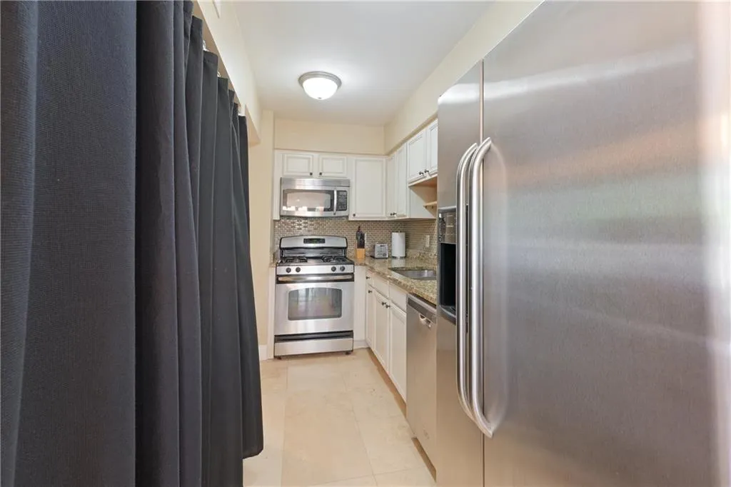 6980 Roswell Road Unit E2, Sandy Springs, Georgia 30328, 2 Bedrooms Bedrooms, ,2 BathroomsBathrooms,Residential,Sold,6980 Roswell Road Unit E2,7046254