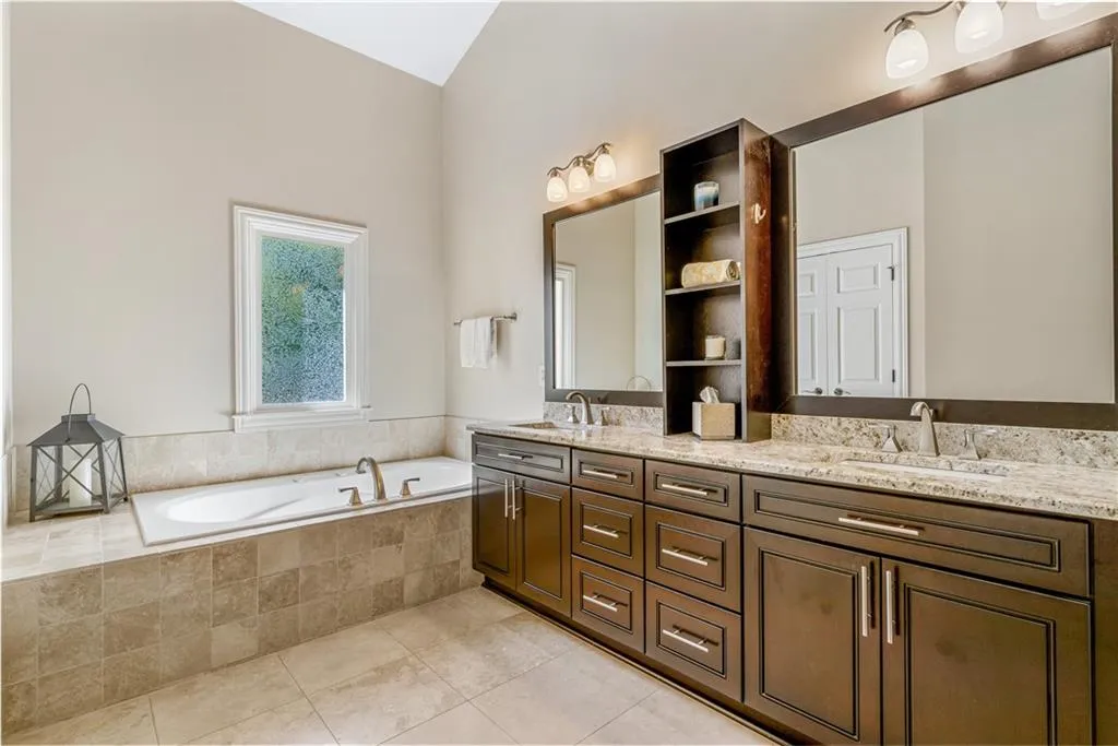 5492 Glenridge Drive Unit 532, Atlanta, Georgia 30342, 3 Bedrooms Bedrooms, ,3 BathroomsBathrooms,Residential,Sold,5492 Glenridge Drive Unit 532,7142886