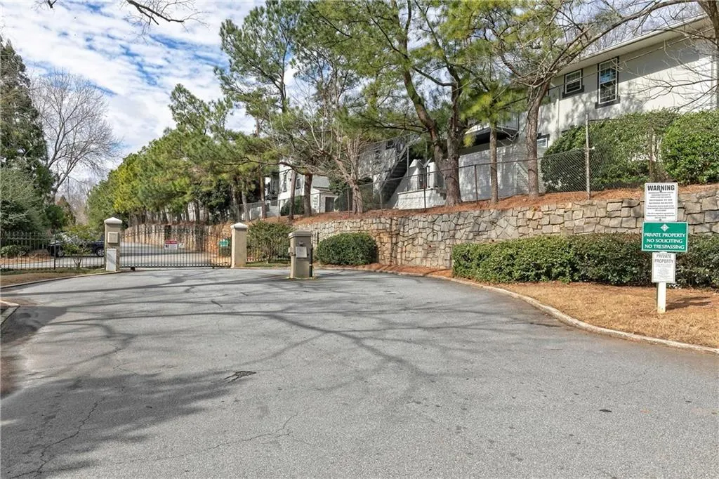 6980 Roswell Road Unit O2, Atlanta, Georgia 30328, 3 Bedrooms Bedrooms, ,2 BathroomsBathrooms,Residential,Sold,6980 Roswell Road Unit O2,7006278