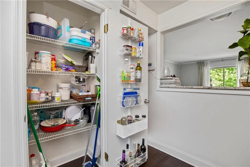 5400 Roswell Road Unit C5, Atlanta, Georgia 30342, 1 Bedroom Bedrooms, ,1 BathroomBathrooms,Residential,Sold,5400 Roswell Road Unit C5,6571368