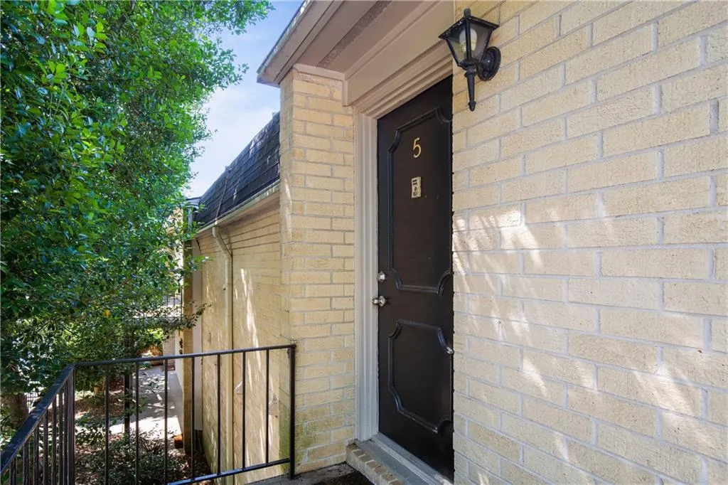 5400 Roswell Road Unit C5, Atlanta, Georgia 30342, 1 Bedroom Bedrooms, ,1 BathroomBathrooms,Residential,Sold,5400 Roswell Road Unit C5,6571368