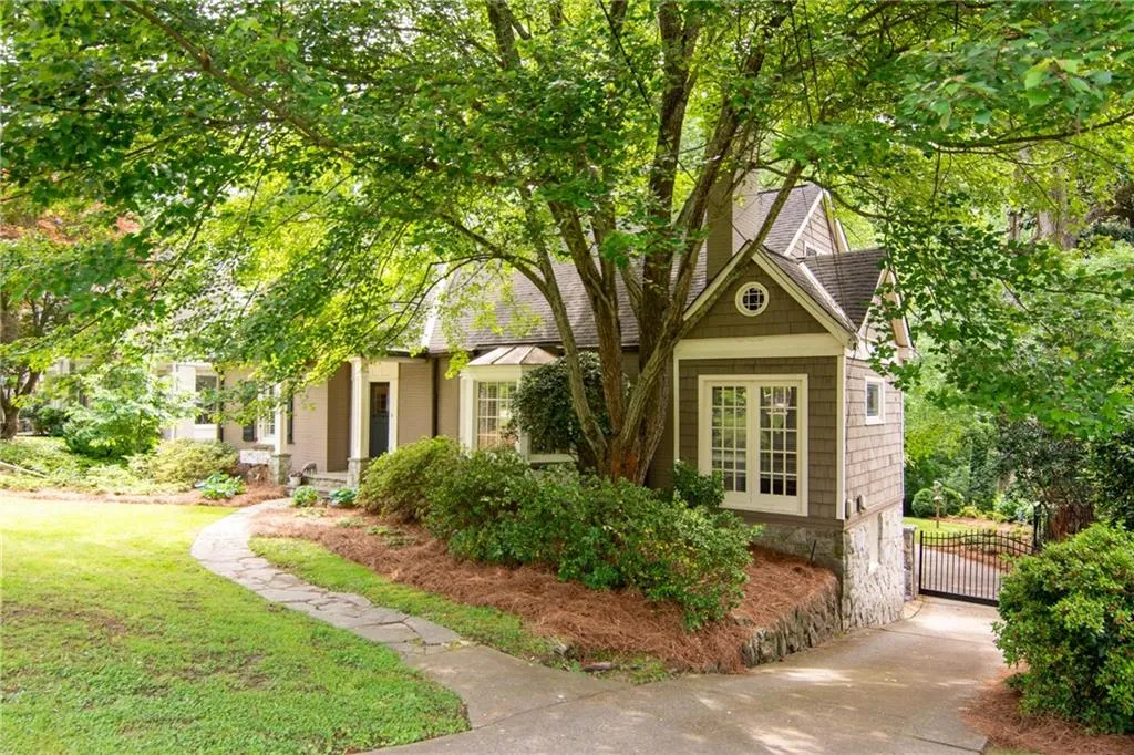3115 Peachtree Dr NE