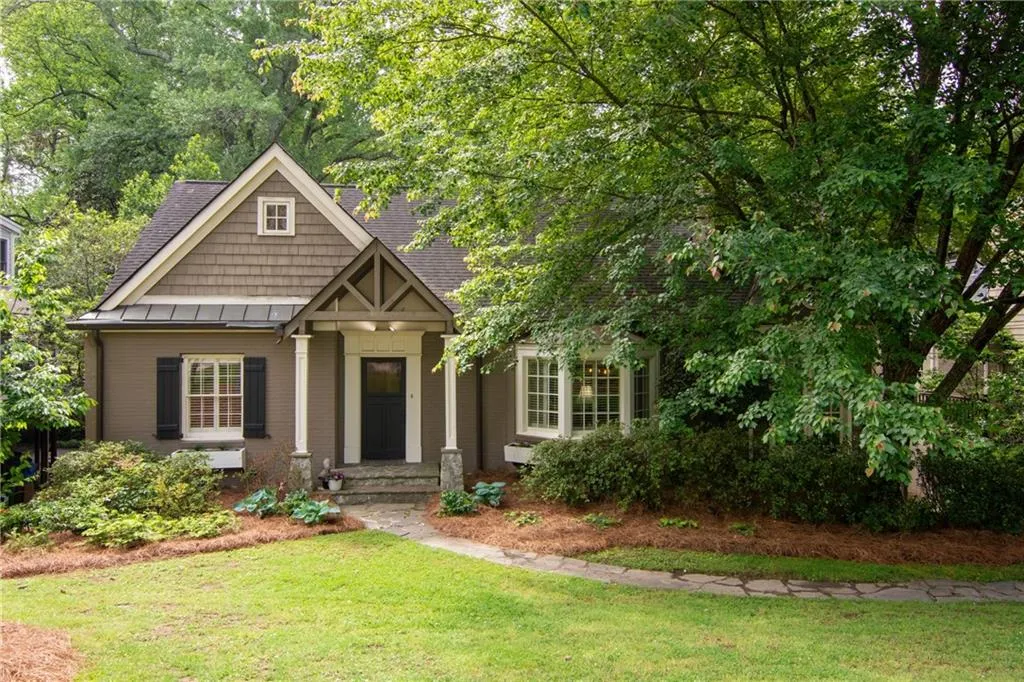 3115 Peachtree Dr NE