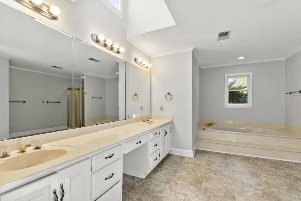 200 Marsh Glen Point, Sandy Springs, Georgia 30328, 5 Bedrooms Bedrooms, ,4 BathroomsBathrooms,Residential,Sold,200 Marsh Glen Point,6951735