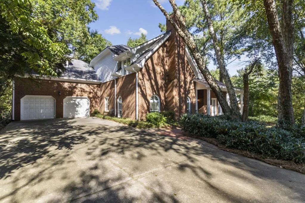 200 Marsh Glen Point, Sandy Springs, Georgia 30328, 5 Bedrooms Bedrooms, ,4 BathroomsBathrooms,Residential,Sold,200 Marsh Glen Point,6951735