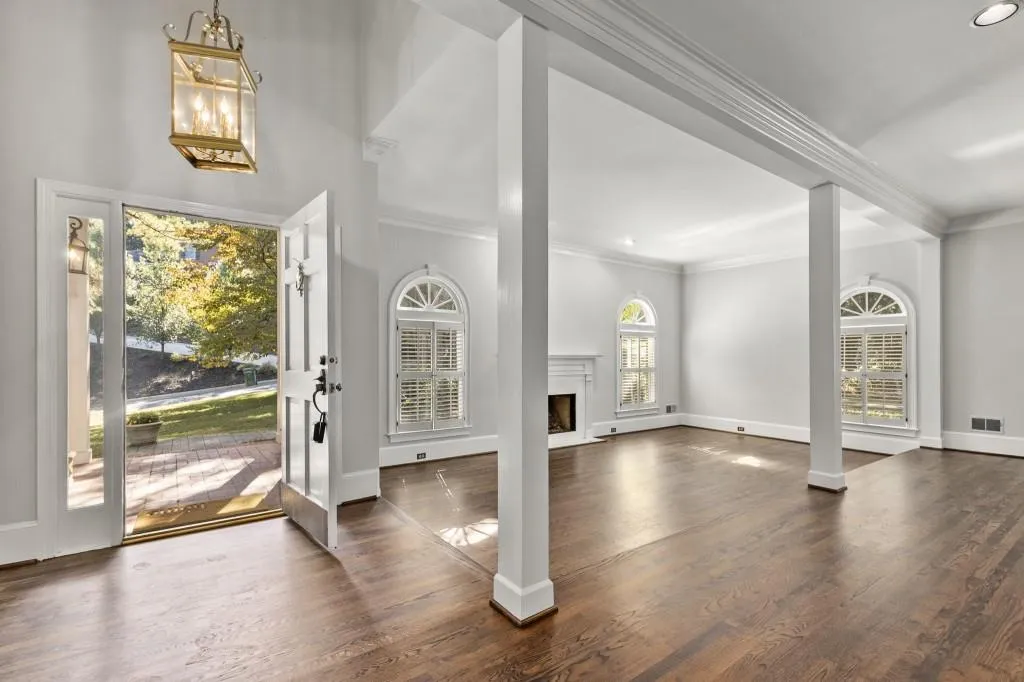 200 Marsh Glen Point, Sandy Springs, Georgia 30328, 5 Bedrooms Bedrooms, ,4 BathroomsBathrooms,Residential,Sold,200 Marsh Glen Point,6951735
