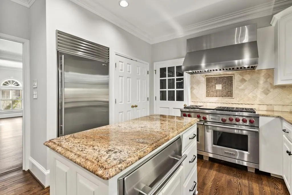 200 Marsh Glen Point, Sandy Springs, Georgia 30328, 5 Bedrooms Bedrooms, ,4 BathroomsBathrooms,Residential,Sold,200 Marsh Glen Point,6951735