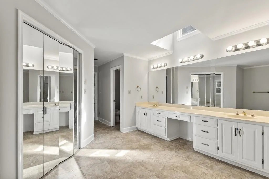 200 Marsh Glen Point, Sandy Springs, Georgia 30328, 5 Bedrooms Bedrooms, ,4 BathroomsBathrooms,Residential,Sold,200 Marsh Glen Point,6951735
