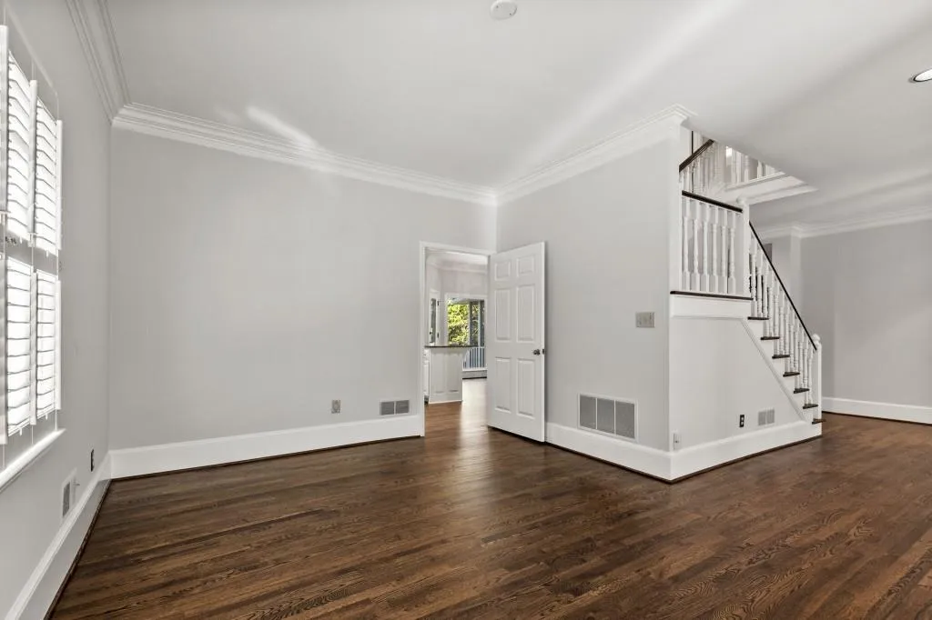 200 Marsh Glen Point, Sandy Springs, Georgia 30328, 5 Bedrooms Bedrooms, ,4 BathroomsBathrooms,Residential,Sold,200 Marsh Glen Point,6951735