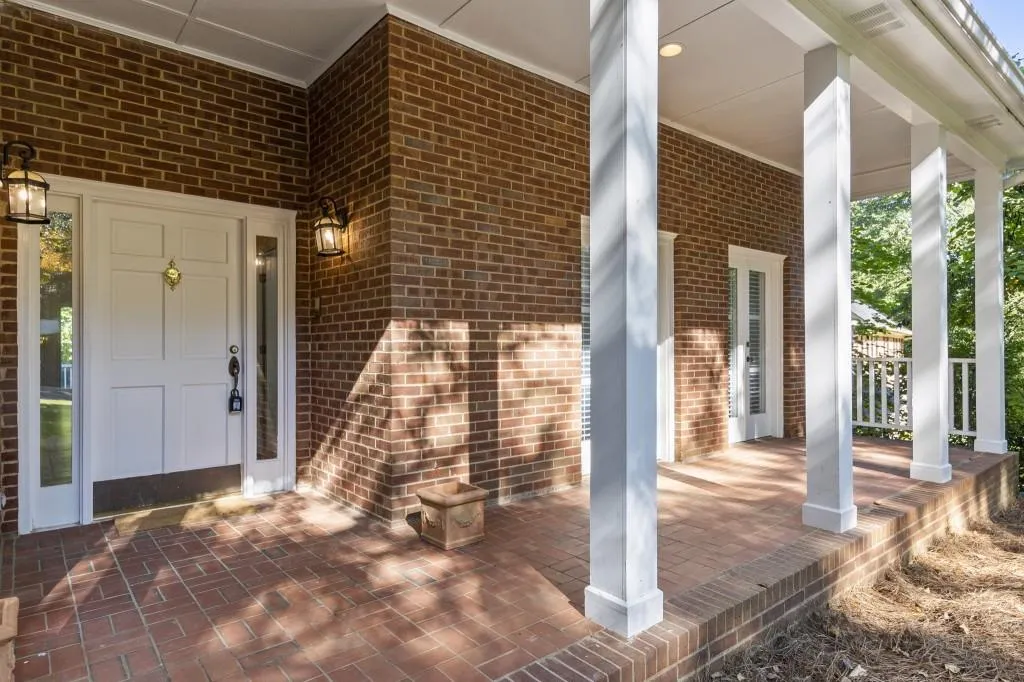 200 Marsh Glen Point, Sandy Springs, Georgia 30328, 5 Bedrooms Bedrooms, ,4 BathroomsBathrooms,Residential,Sold,200 Marsh Glen Point,6951735