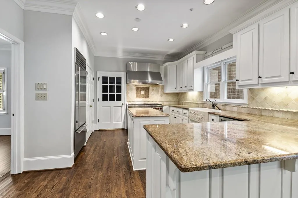 200 Marsh Glen Point, Sandy Springs, Georgia 30328, 5 Bedrooms Bedrooms, ,4 BathroomsBathrooms,Residential,Sold,200 Marsh Glen Point,6951735