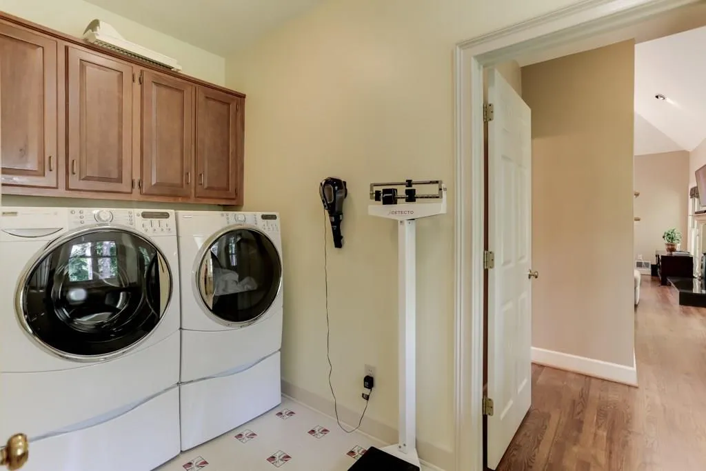 185 Grogans Landing, Sandy Springs, Georgia 30350, 6 Bedrooms Bedrooms, ,4 BathroomsBathrooms,Residential,Sold,185 Grogans Landing,6088493