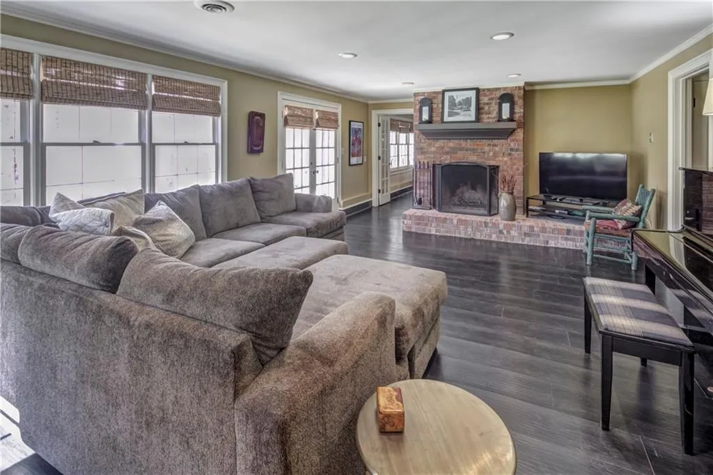 5205 Riverview Road, Atlanta, Georgia 30327, 5 Bedrooms Bedrooms, ,4 BathroomsBathrooms,Residential,Sold,5205 Riverview Road,6529031