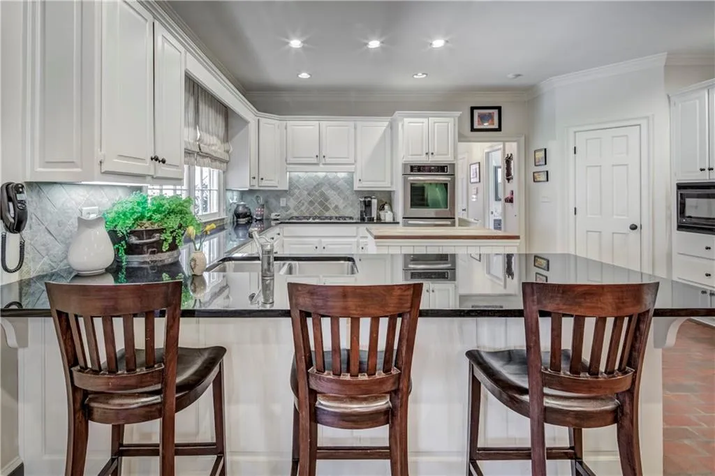 5205 Riverview Road, Atlanta, Georgia 30327, 5 Bedrooms Bedrooms, ,4 BathroomsBathrooms,Residential,Sold,5205 Riverview Road,6529031